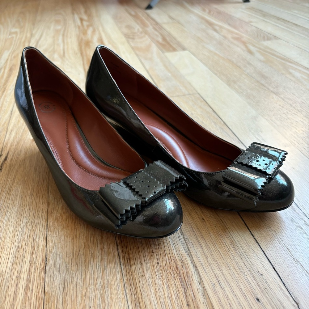 Johnston & Murphy patent leather heels with decorative bow Sz 7.5